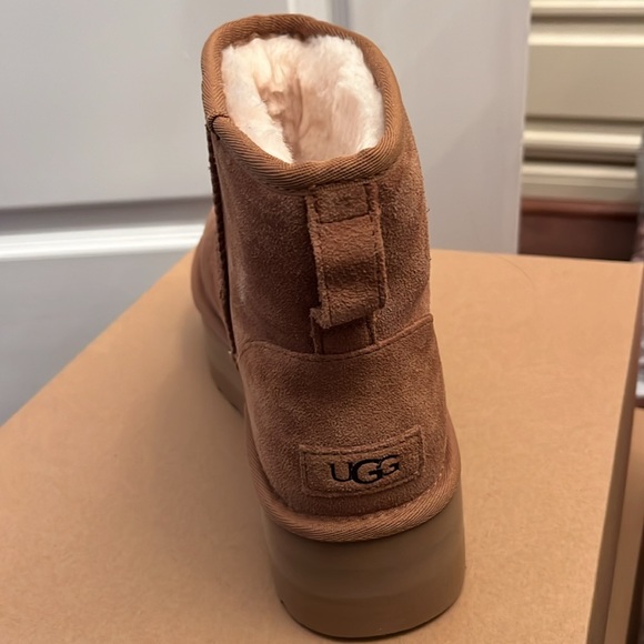 Uggs classic mini platforms. Size 8, chestnut,New in box! Sold out everywhere - Picture 3 of 4